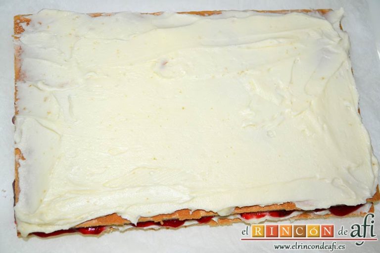 Tarta de queso mascarpone con mermelada de fresas casera, extender una segunda capa de mascarpone