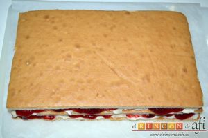 Tarta de queso mascarpone con mermelada de fresas casera, añadir la otra capa de bizcocho