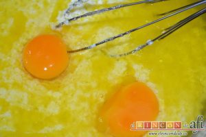 Bizcocho de limón y queso Ricotta con semillas de amapola, añadir los huevos