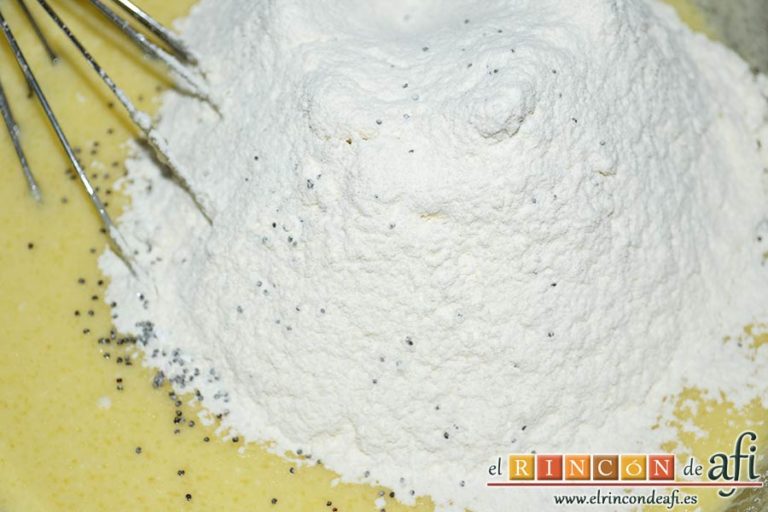 Bizcocho de limón y queso Ricotta con semillas de amapola, mezclar en otro bol la harina tamizada, la levadura, la sal, el bicarbonato y las semillas de amapola, y añadir a la otra mezcla