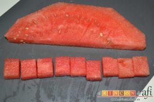 Brochetas de sandía, queso y pepino, cortarla en cuadraditos