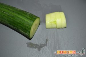 Brochetas de sandía, queso y pepino, pelar el pepino, cortarlo en rodajas y luego en medias lunas