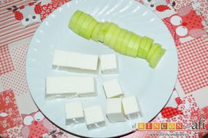 Brochetas de sandía, queso y pepino, cortarlo en taquitos