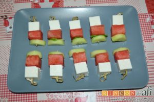 Brochetas de sandía, queso y pepino, montar las brochetas