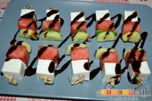 Brochetas de sandía, queso y pepino, sugerencia de presentación