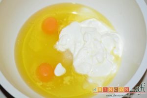 Magdalenas de aceite de oliva, yogur y limón con semillas de amapola, añadir el zumo de limón