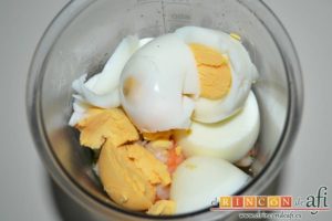 Paté de langostinos, añadir los huevos sancochados