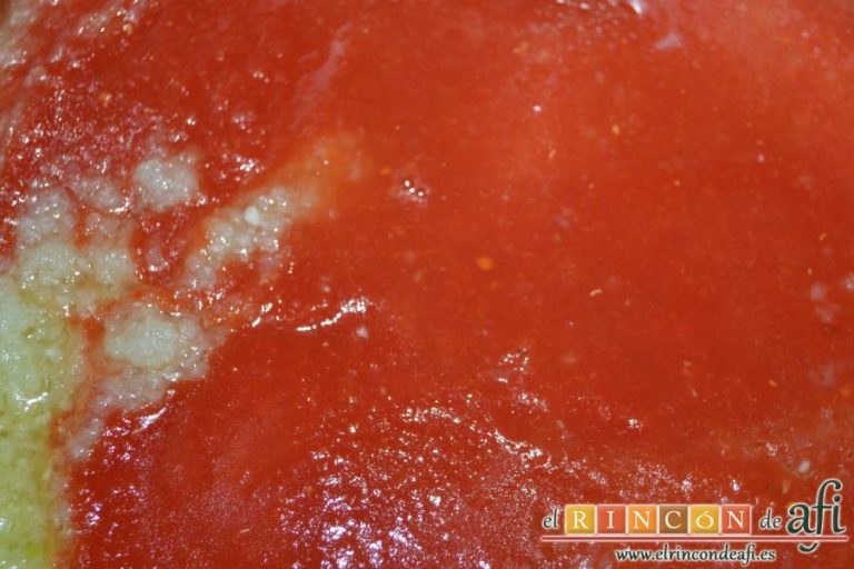 Penne Rigate con chistorra, añadir el tomate triturado