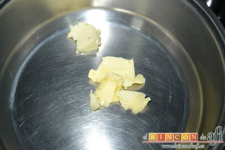 Sopa de cebollas al estilo de Flandes, derretir la mantequilla en un caldero plano