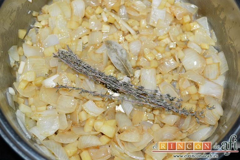 Sopa de cebollas al estilo de Flandes, añadir el laurel y las ramitas de tomillo