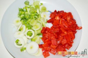 Arroz con secreto ibérico y verduras al horno, trocear las cebolletas y el pimiento rojo