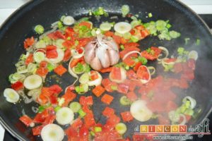 Arroz con secreto ibérico y verduras al horno, retirar el secreto y poner a pochar las verduras