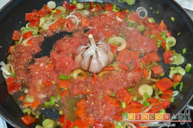 Arroz con secreto ibérico y verduras al horno, añadir el tomate rallado
