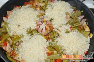 Arroz con secreto ibérico y verduras al horno, añadir el arroz