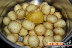 Chuletas de Sajonia al horno, poner a sancochar las papas con limón