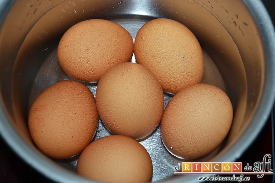 Huevos rebozados rellenos de jamón, sancochar los huevos