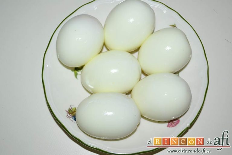 Huevos rebozados rellenos de jamón, enfriar los huevos y pelarlos