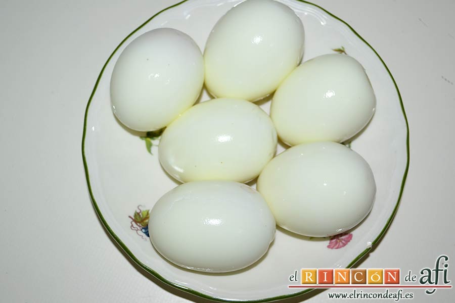 Huevos rebozados rellenos de jamón, enfriar los huevos y pelarlos