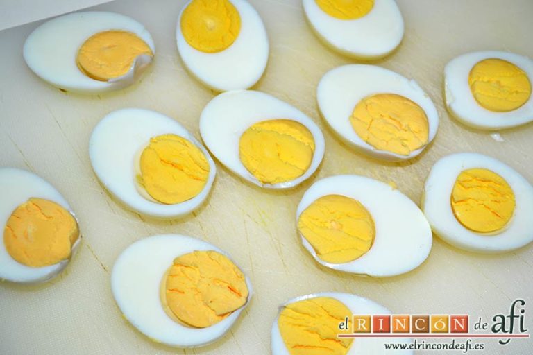 Huevos rebozados rellenos de jamón, cortarlos por la mitad