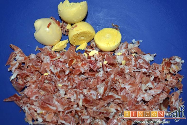 Huevos rebozados rellenos de jamón, poner las yemas en un bol con el jamón picado