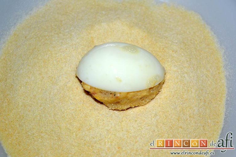 Huevos rebozados rellenos de jamón, pasar por pan rallado