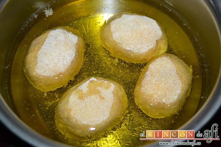 Huevos rebozados rellenos de jamón, freírlos en aceite de girasol en un cazo con el relleno para arriba