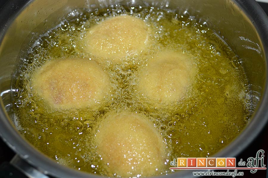 Huevos rebozados rellenos de jamón, hasta que queden dorados