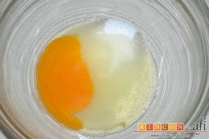 Madeleines, poner en un bol el huevo con el azúcar