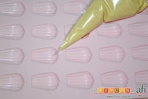 Madeleines, meter la mezcla en una manga pastelera