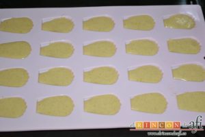 Madeleines, poner el molde relleno en bandeja de horno