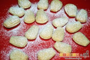 Madeleines, espolvorear con azúcar glass