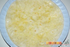 Pastel de tortillas con huevos, pintarlas con aceite de oliva