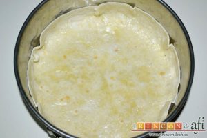 Pastel de tortillas con huevos, untar un molde más pequeño y formar la base del pastel con la tortilla
