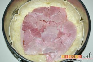 Pastel de tortillas con huevos, poner el lacón en el centro