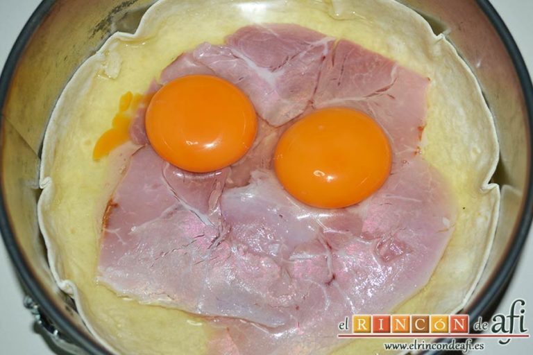 Pastel de tortillas con huevos, cascar dos huevos sobre el lacón