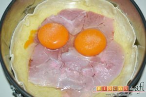 Pastel de tortillas con huevos, echar sal sobre las yemas