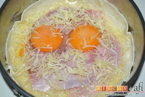 Pastel de tortillas con huevos, espolvorear con queso emmental rallado