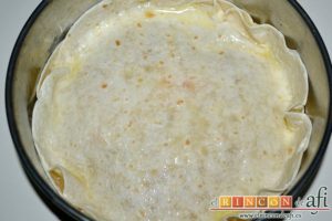 Pastel de tortillas con huevos, pintar otra tortilla con aceite de oliva y cerrar el pastel por encima