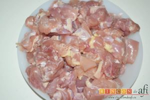 Pollo a la gloria, limpiar los contramuslos y cortarlos en trozos de bocado