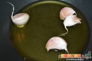 Pollo a la gloria, poner a dorar los dientes de ajo