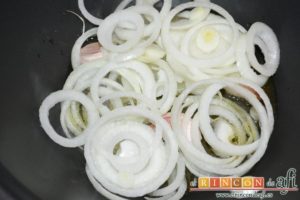 Pollo a la gloria, agregar la cebolla cortada en rodajas