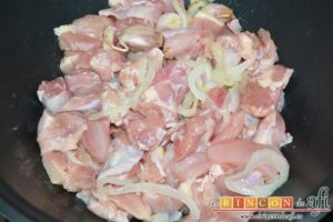 Pollo a la gloria, añadir el pollo y mezclar bien