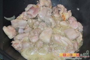 Pollo a la gloria, dejar cocer la carne y que cambie de color