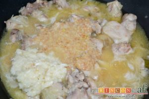 Pollo a la gloria, añadirlo todo al caldero del pollo