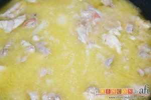 Pollo a la gloria, remover bien para mezclar
