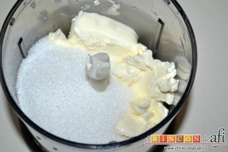 Tarta de queso y lima en barritas, poner en vaso de la trituradora el queso crema con el azúcar