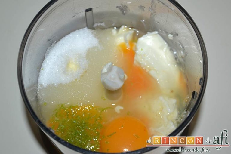 Tarta de queso y lima en barritas, agregar los huevos, el zumo de una lima y la ralladura