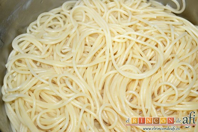 Espaguetis carbonara, verter en el caldero la pasta ya hecha