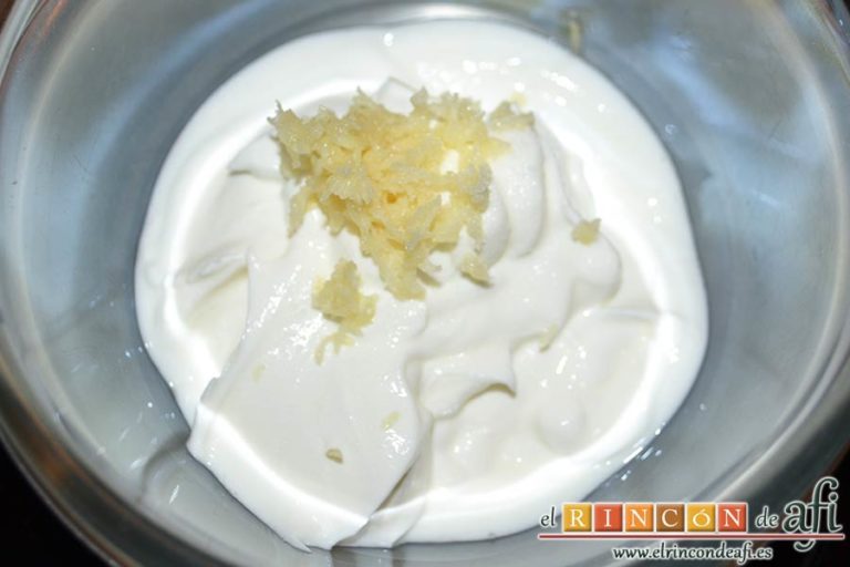 Huevos turcos, añadir el diente de ajo rallado y la pizca de sal