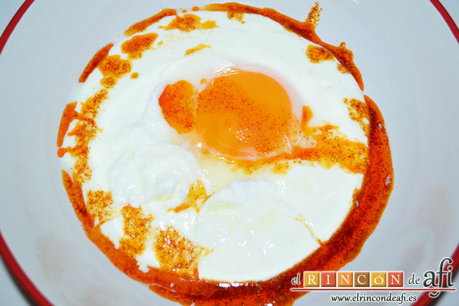 Huevos turcos, verter salsa encima del huevo y en los bordes